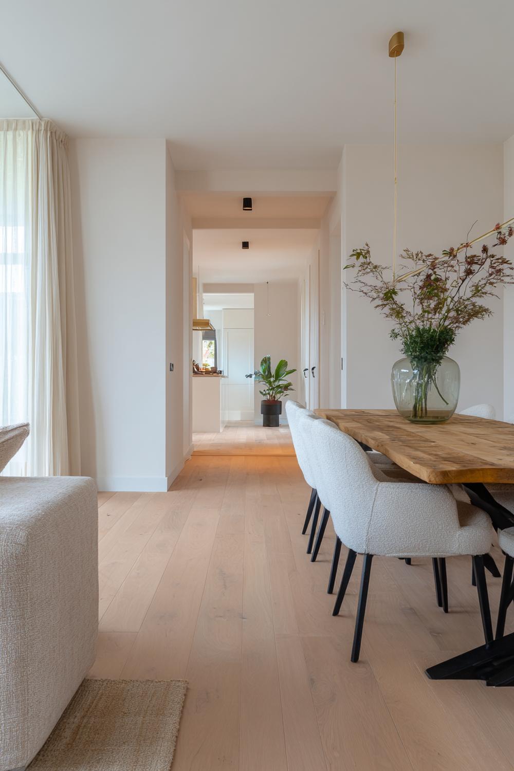 15. Japandi interiors met licht eiken vloer en matte witte muren
