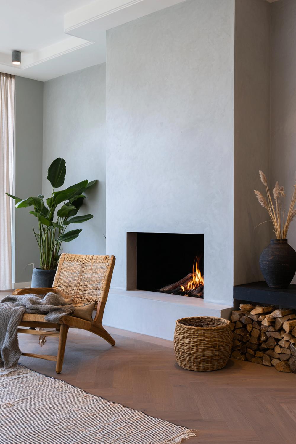 18. Japandi interiors met open haard in strak stucwerk en houtstapel