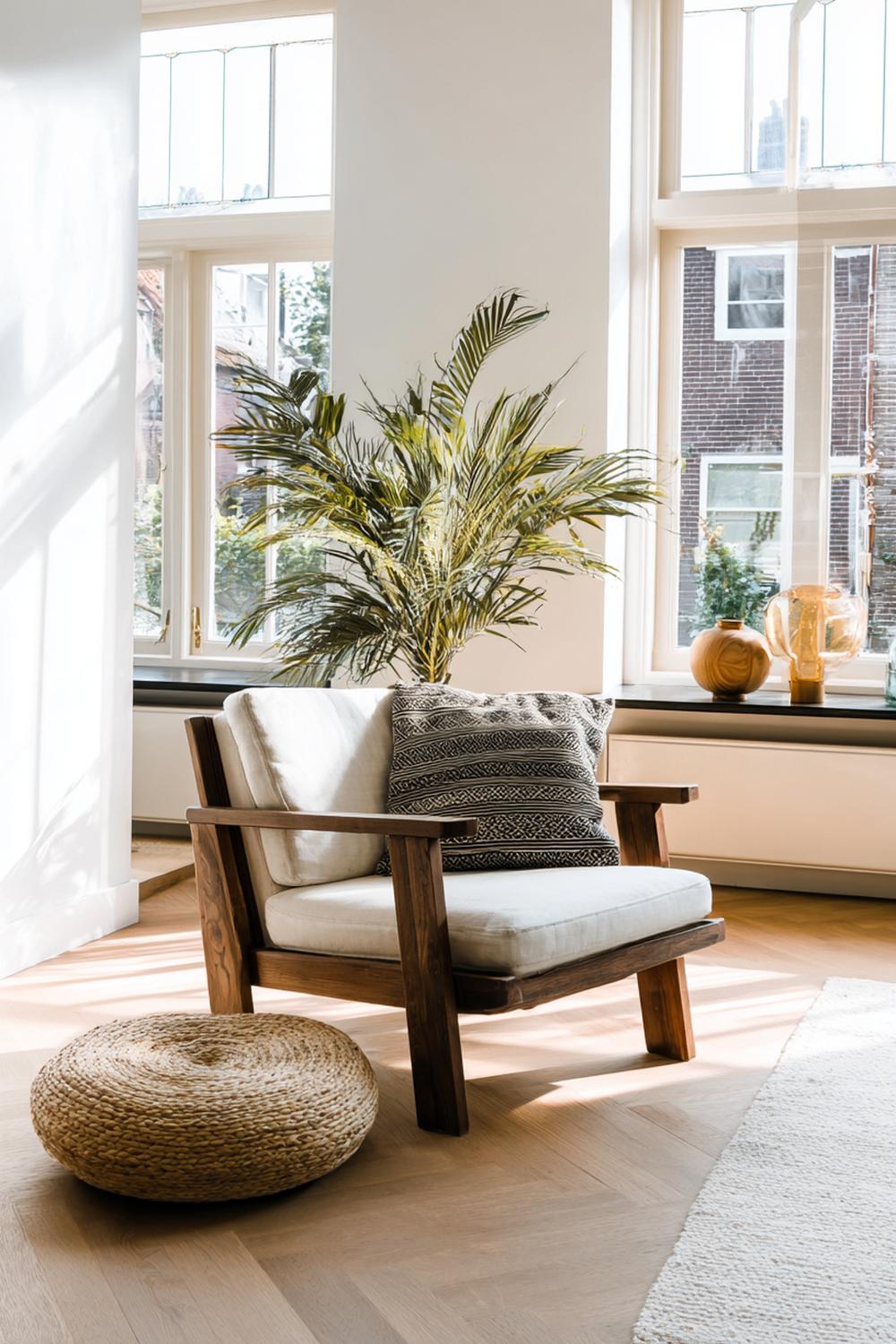20. Japandi interiors met Scandinavische fauteuil en Japanse vloerkussen