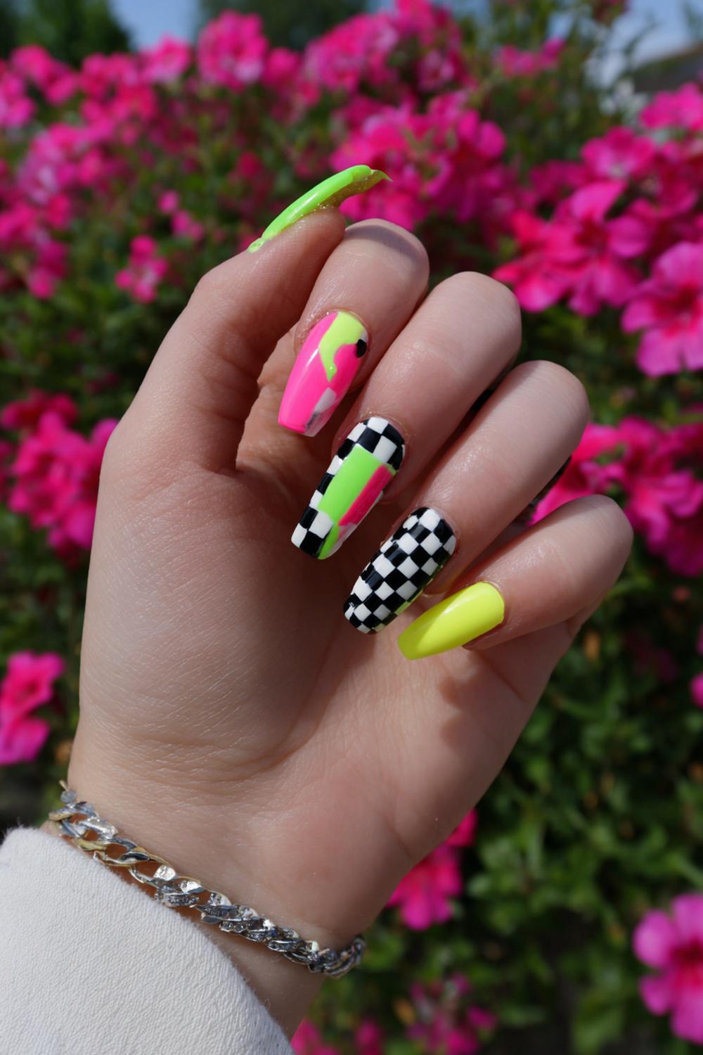 11. Jinx nails met checkerboard detail en neonaccenten