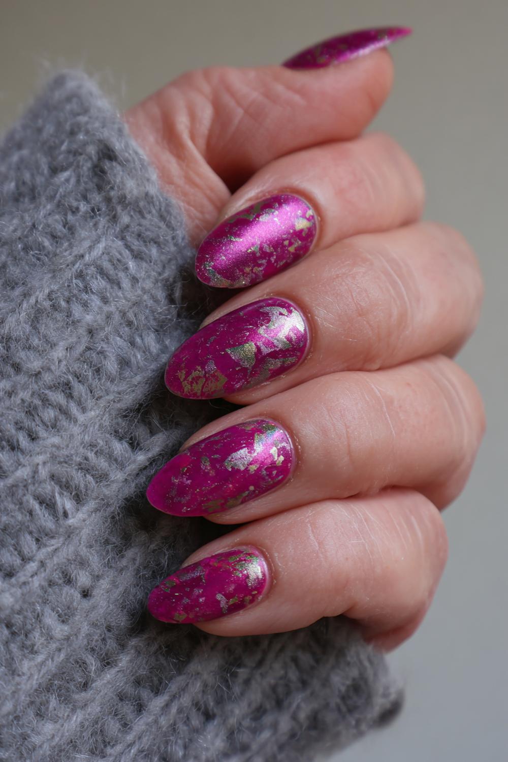 13. Jinx nails met splatter paint en subtiele metallic onderlaag