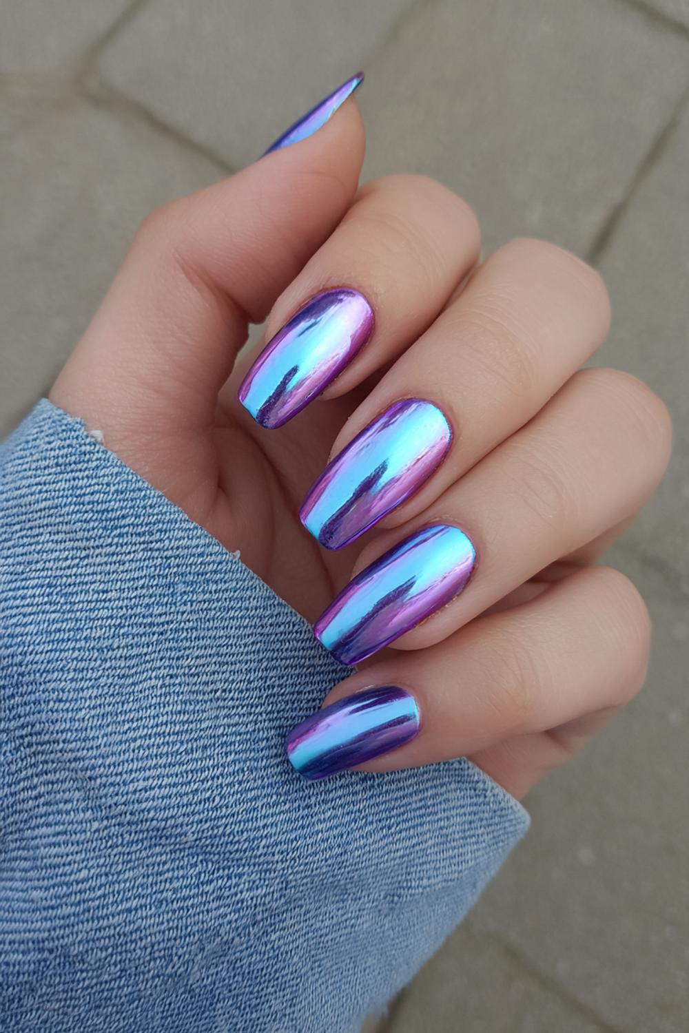 17. Jinx nails met aurora chrome en koele paarsblauwe shift