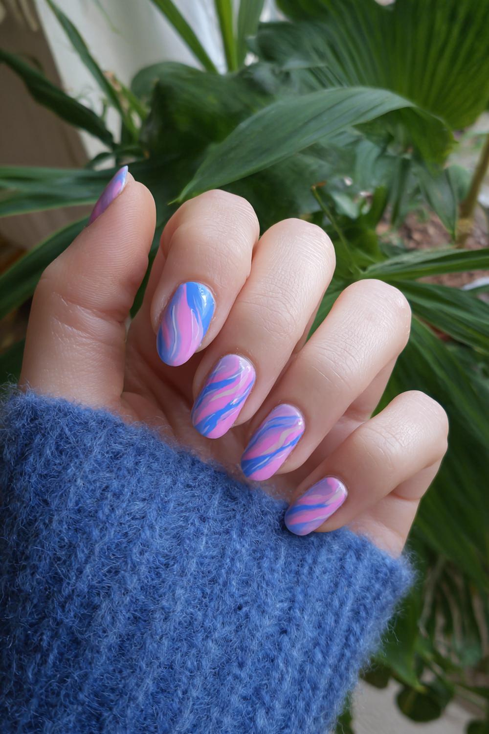 20. Jinx nails met abstracte vlammen en roze-blauwe duo-tone