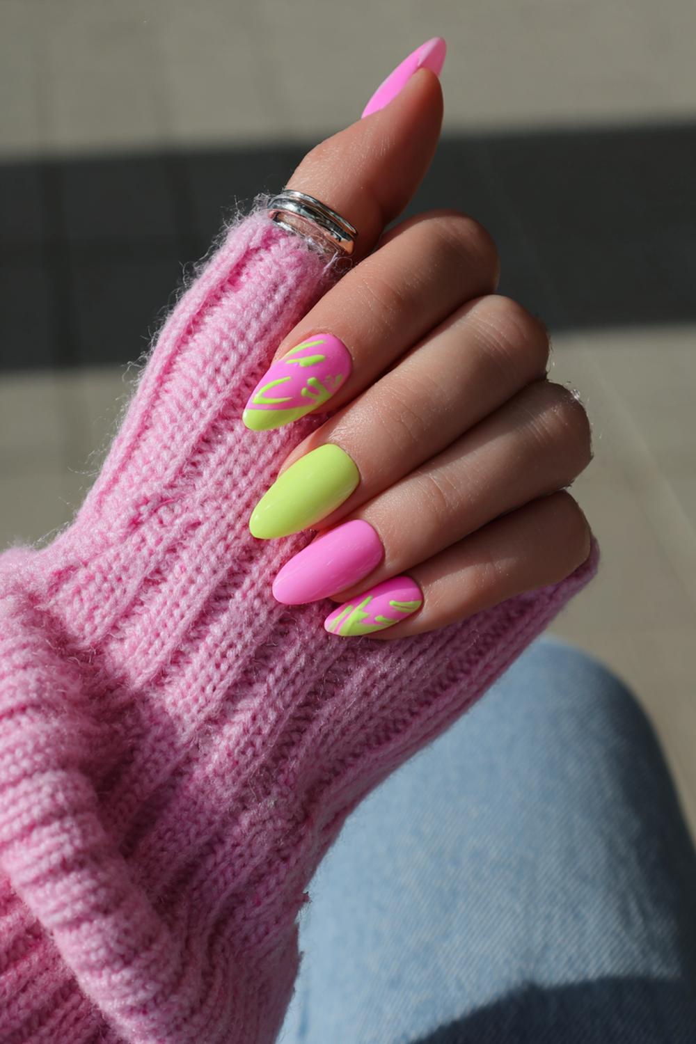 23. Jinx nails met micro-lettering en neon onderstreping