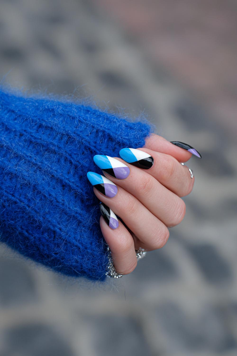 26. Jinx nails met diagonale color blocking en strakke randen