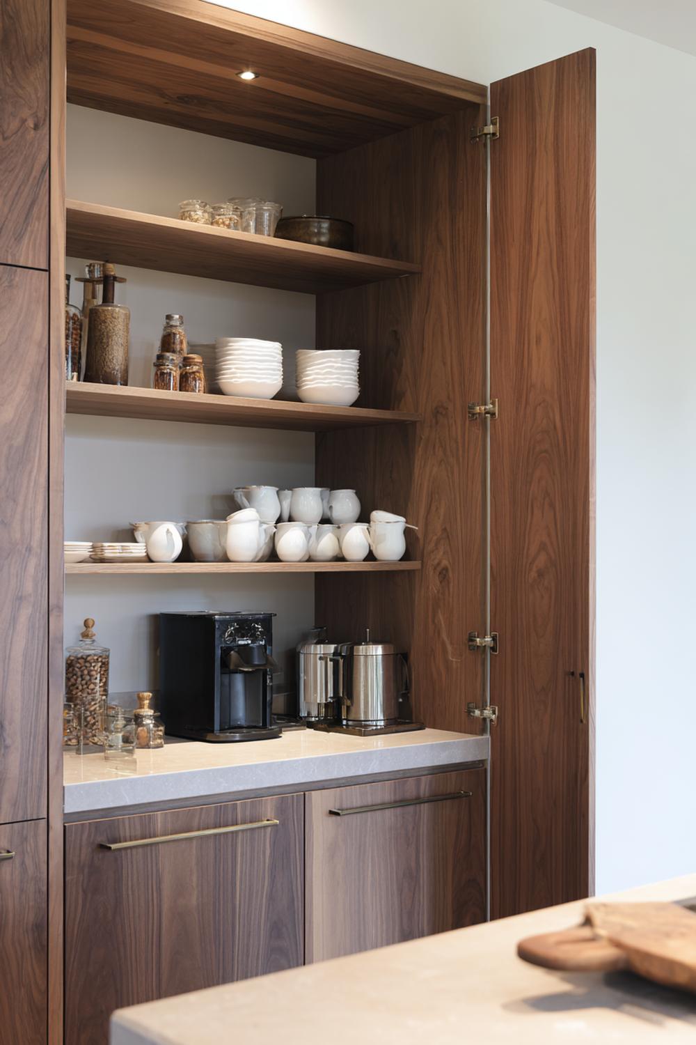 11. Keuken inspiratie met donkere walnoot kasten en bronzen details