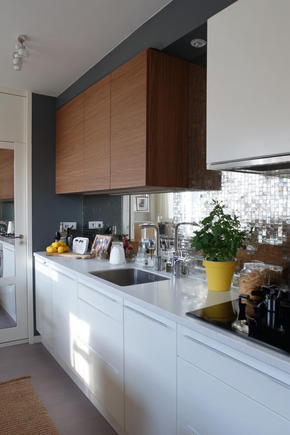 13. Keuken inspiratie met een kleine keuken en spiegelende achterwand