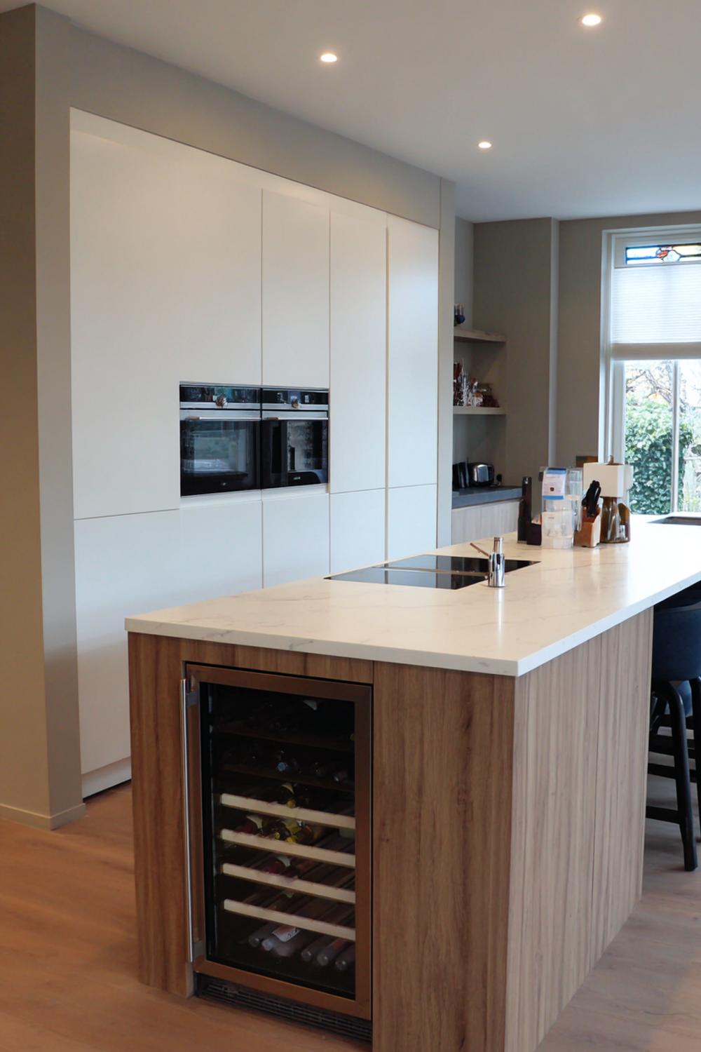 18. Keuken inspiratie met een kookeiland en ingebouwde wijnkoeler