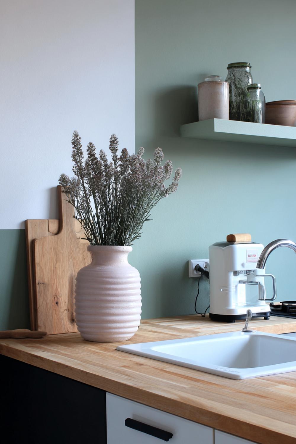 22. Keuken inspiratie met een kleurblok muur achter het werkblad
