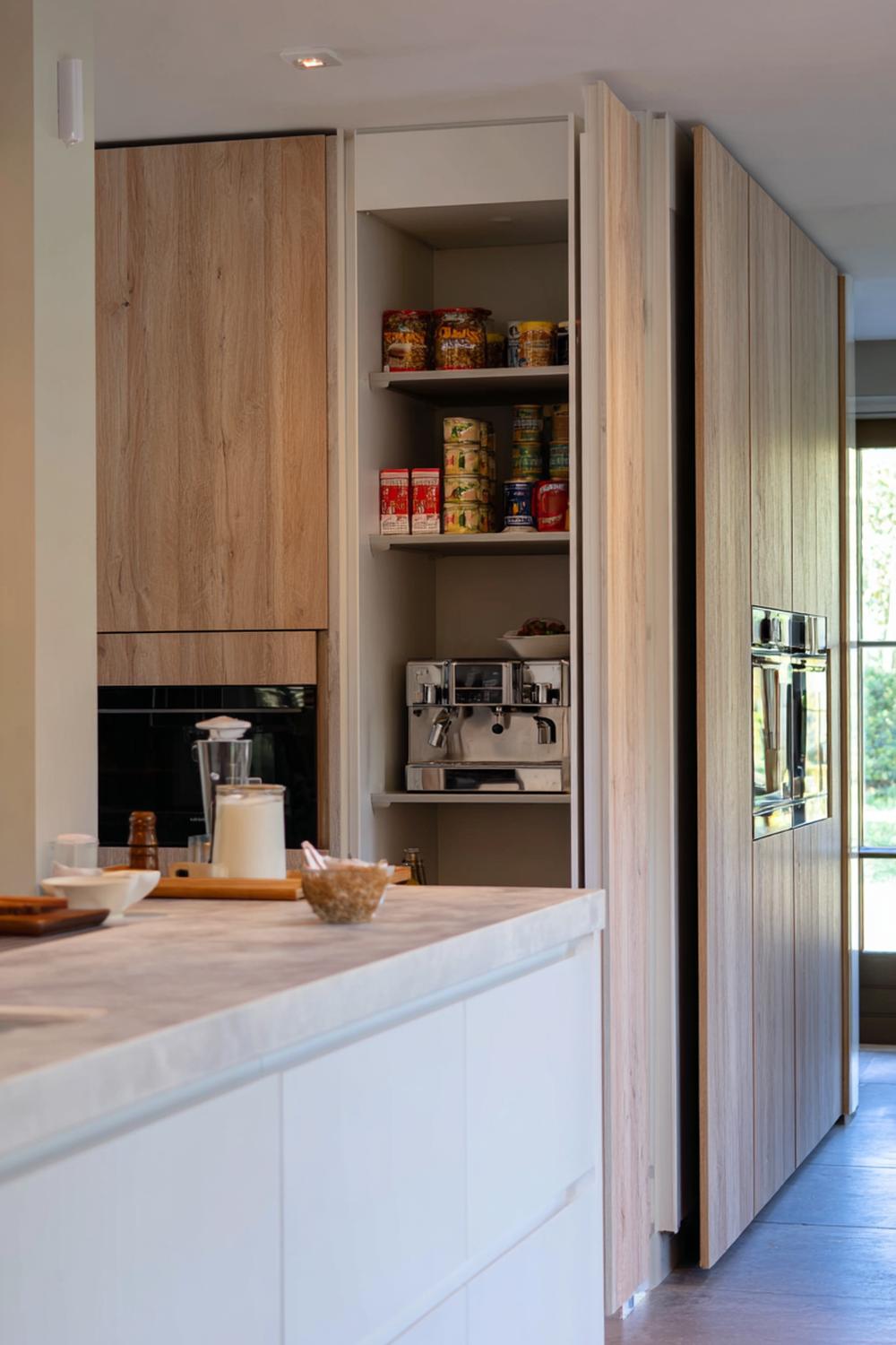 26. Keuken inspiratie met een verborgen voorraadkast achter panelen