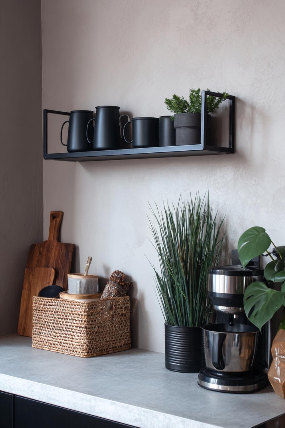 27. Keuken inspiratie met een wandrek in zwart staal en houten planken