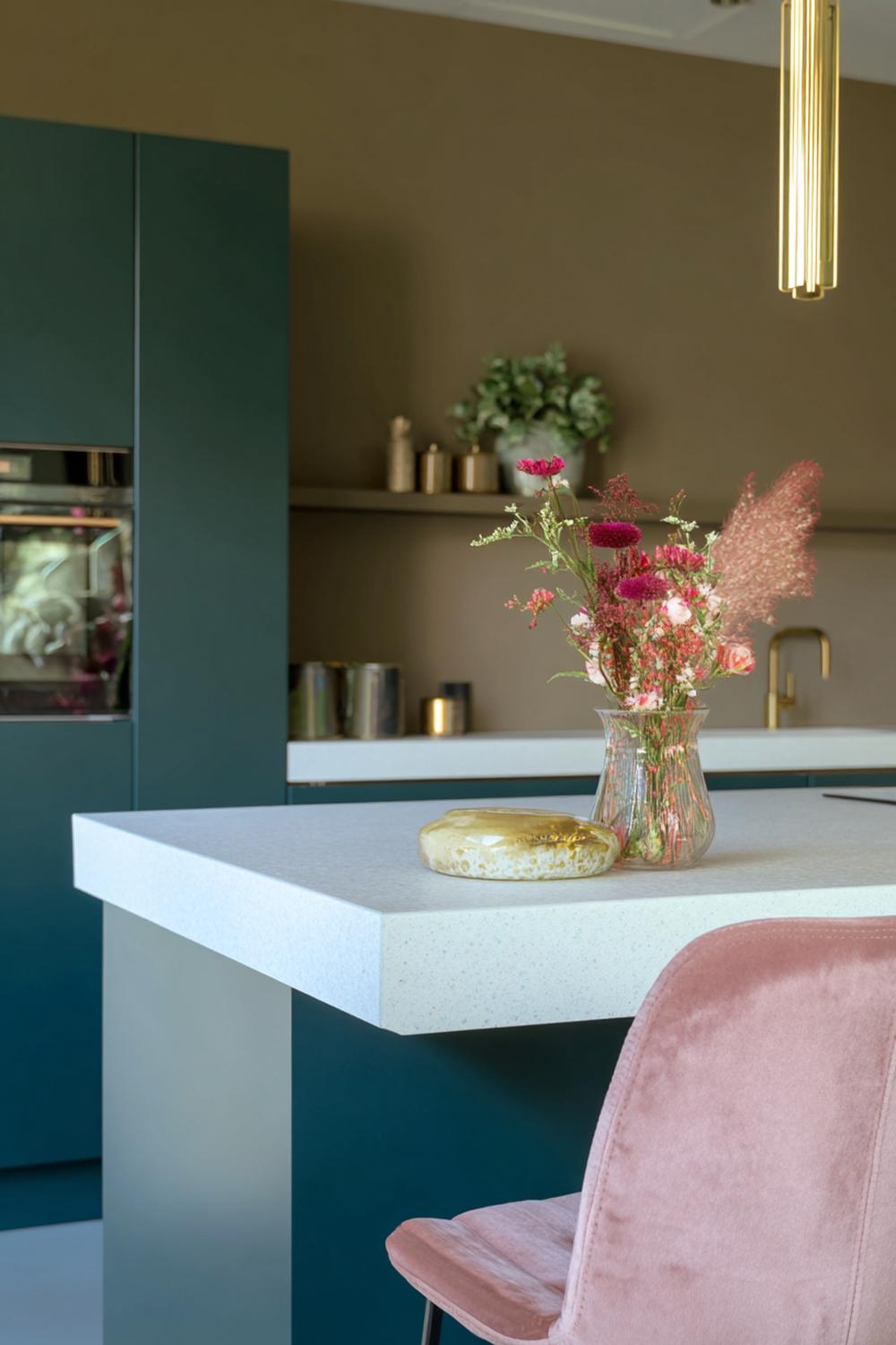 28. Keuken inspiratie met een kooknis in donkergroen en gouden accenten