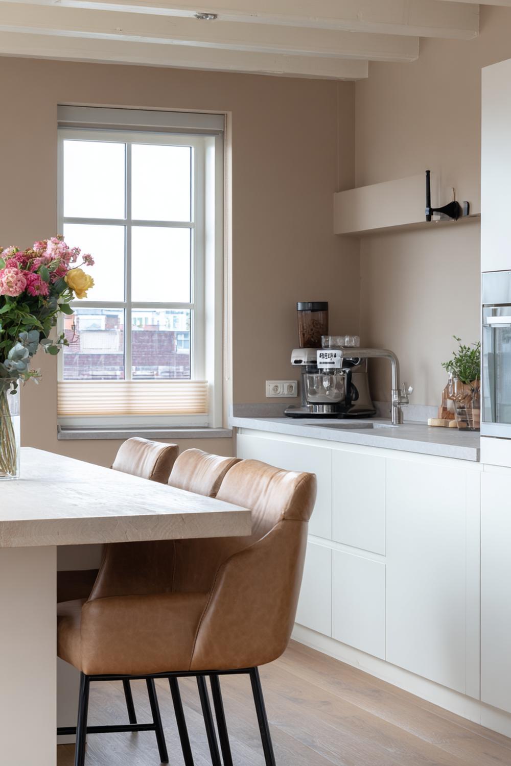 29. Keuken inspiratie met een raamzitje bij de ontbijthoek