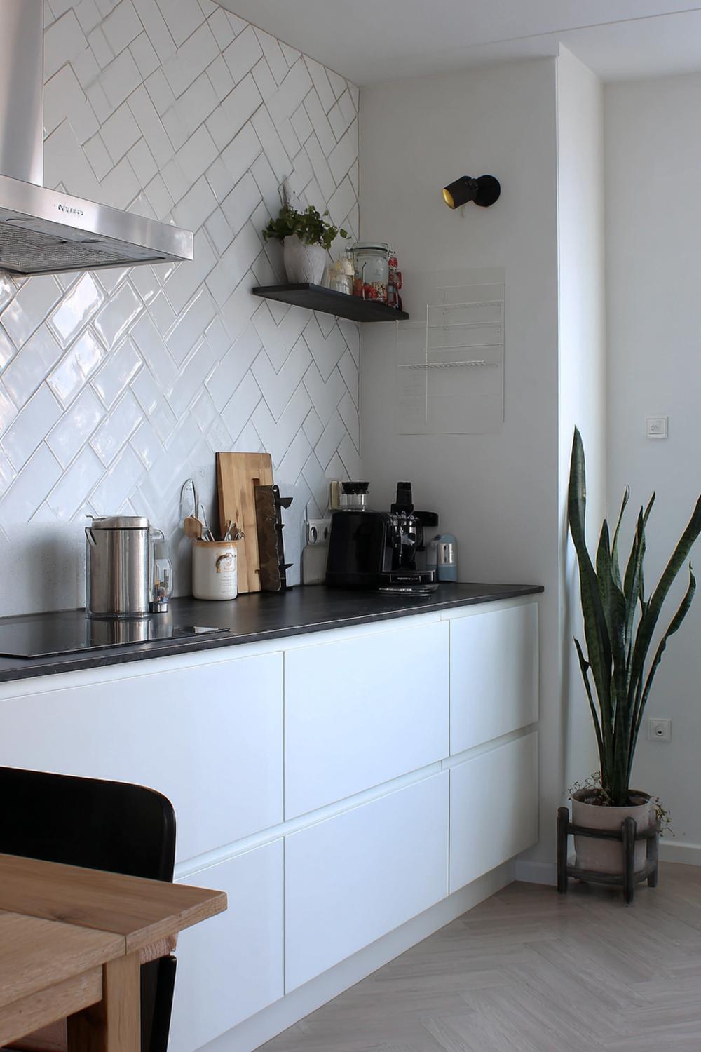 30. Keuken inspiratie met een statement tegelspatwand in visgraat