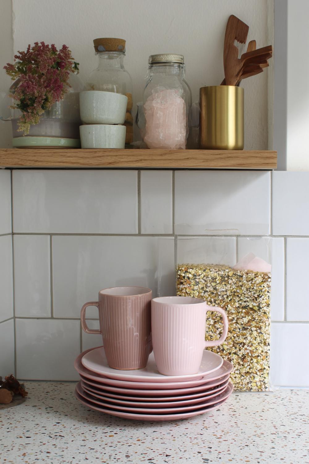 32. Keuken inspiratie met een lichte terrazzo en pastel accessoires