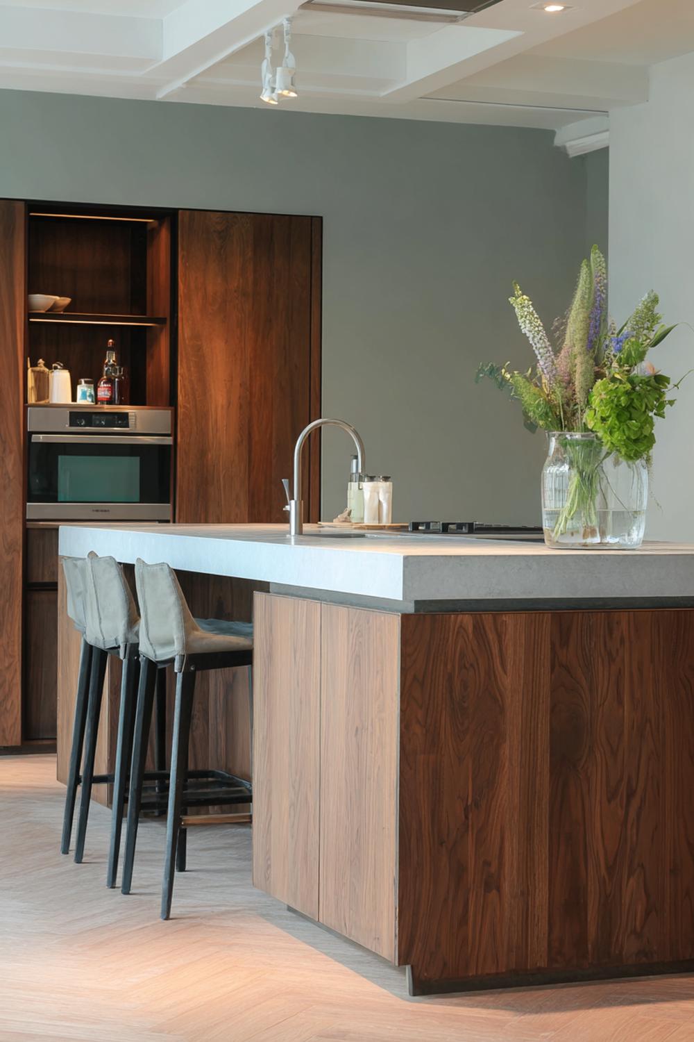 33. Keuken inspiratie met een kookeiland in twee materialen