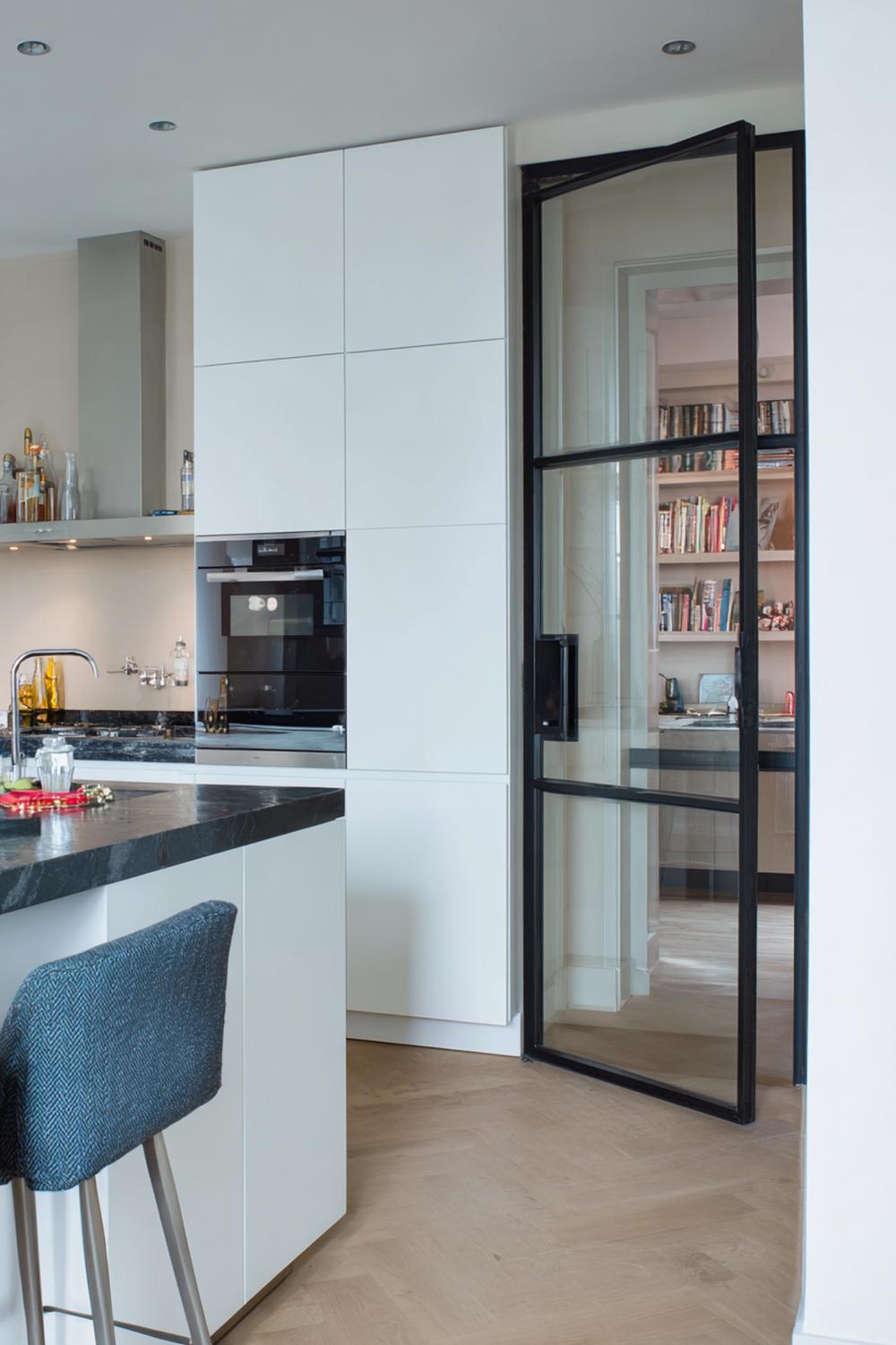 34. Keuken inspiratie met een glazen deur naar de bijkeuken