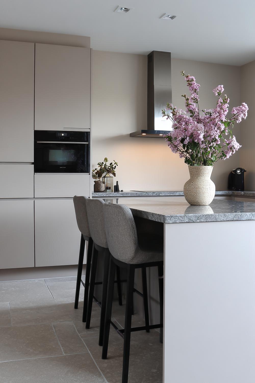 36. Keuken inspiratie met een warmgrijze keuken en ton-sur-ton styling