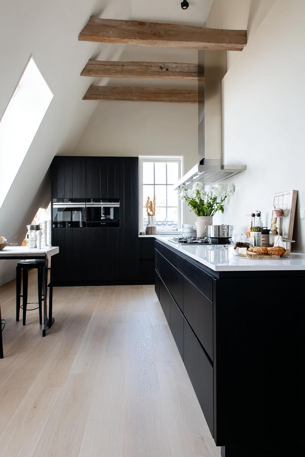 37. Keuken inspiratie met een zwarte keuken en een licht eiken vloer