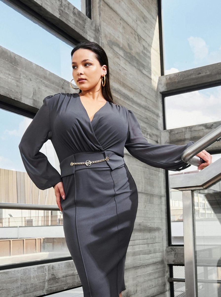 Elegante kleding die rondingen benadrukt