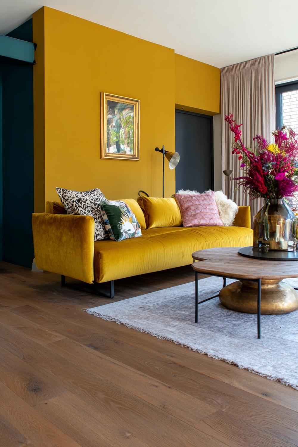 11. Kleurrijke woonkamers met mosterdgeel vloerkleed en houten salontafel