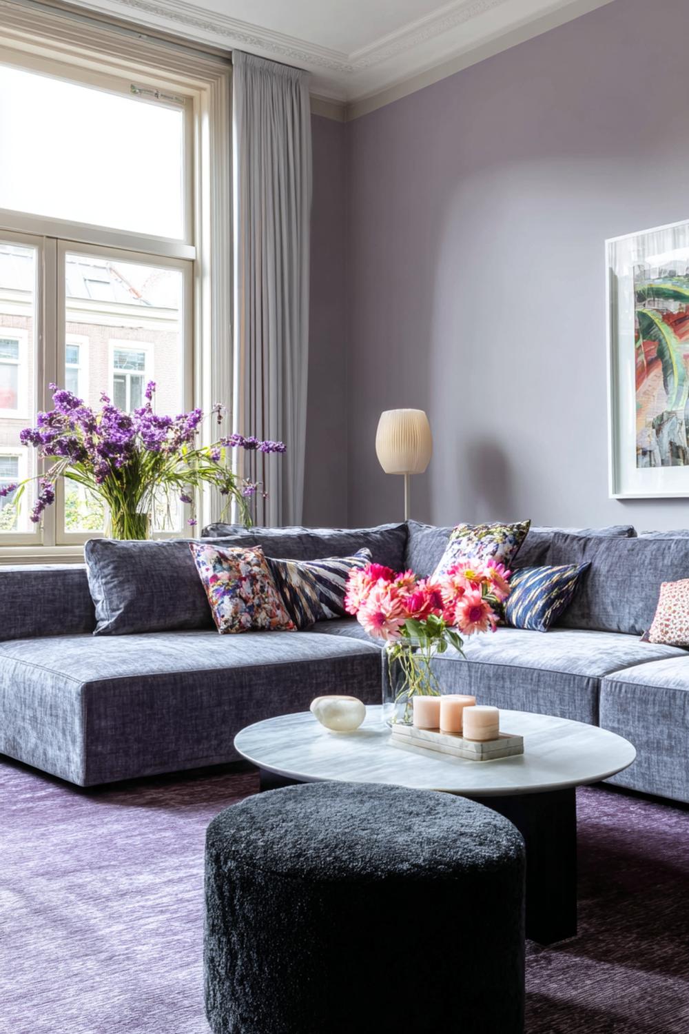 12. Kleurrijke woonkamers met lavendel accenten en grijze hoekbank