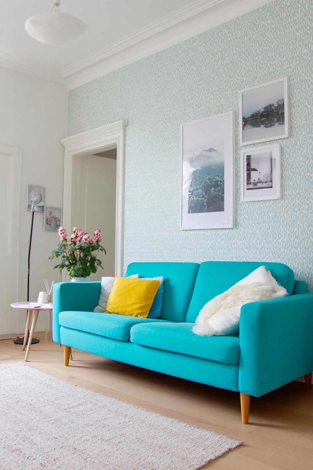 14. Kleurrijke woonkamers met turquoise sofa en witte galerijmuur