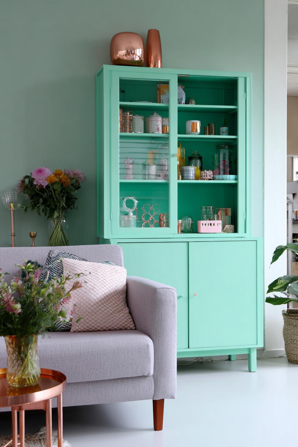 23. Kleurrijke woonkamers met mintgroene kast en koperkleurige accessoires