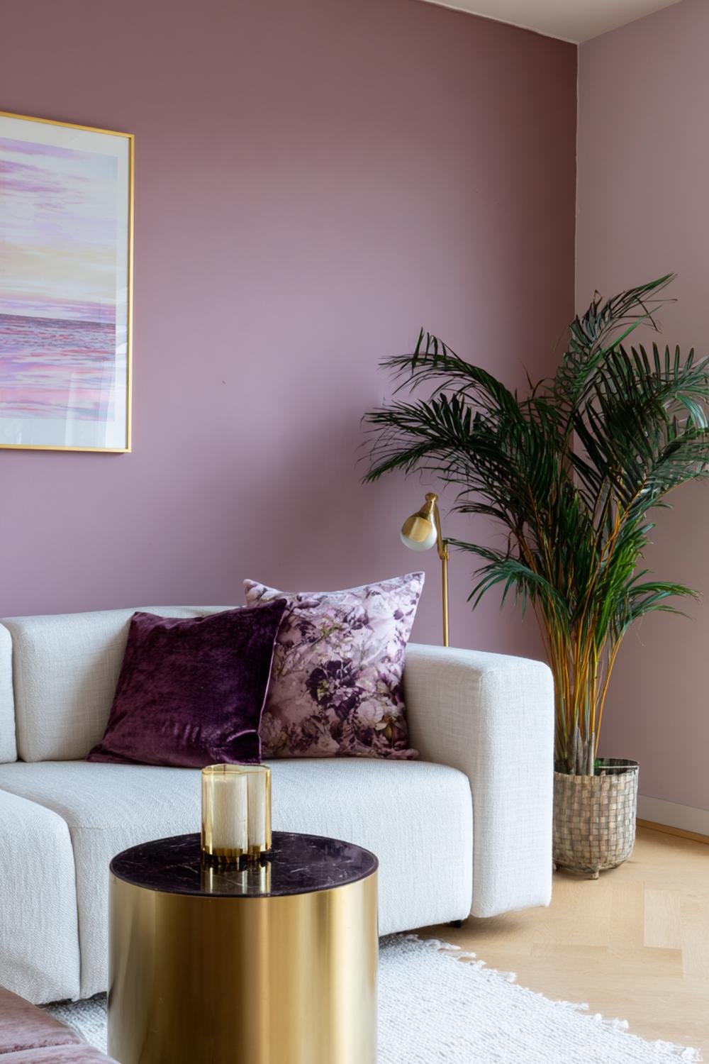 30. Kleurrijke woonkamers met mauve muur en messing fotolijsten