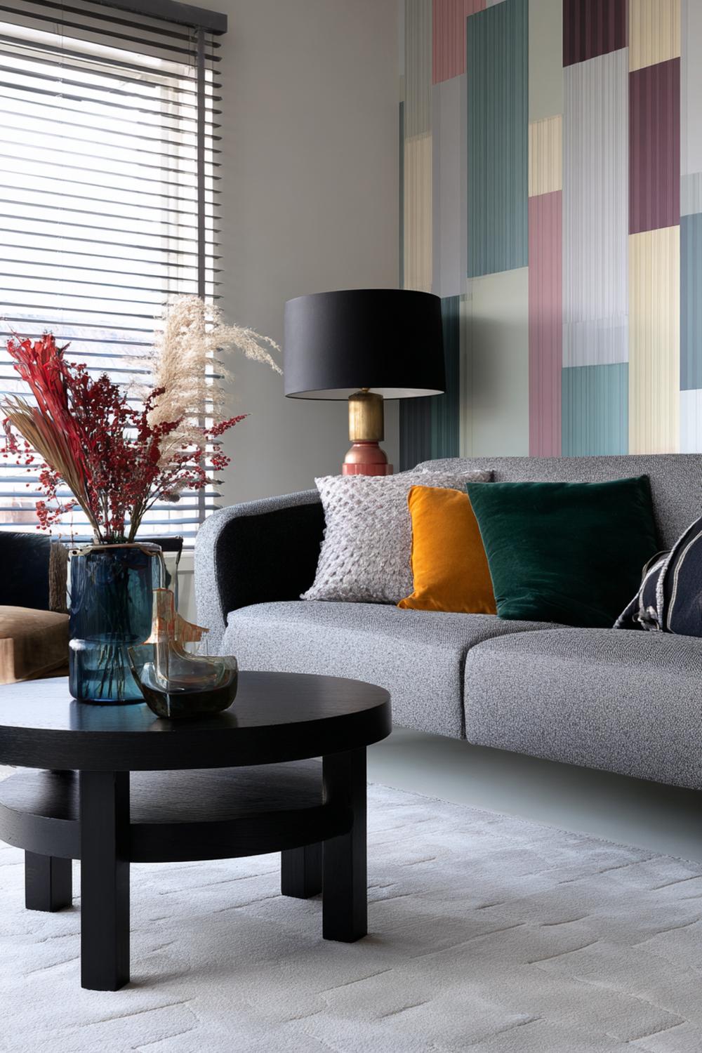 31. Kleurrijke woonkamers met grafische strepenwand en ronde salontafel