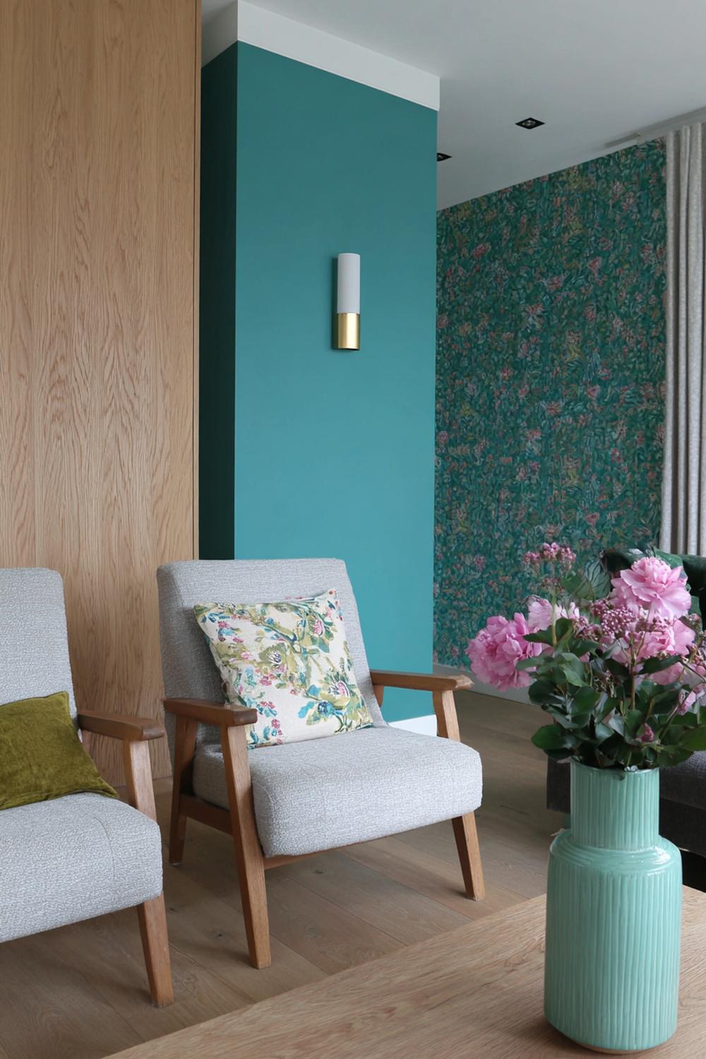 37. Kleurrijke woonkamers met zeegroen behang en houten wandplanken