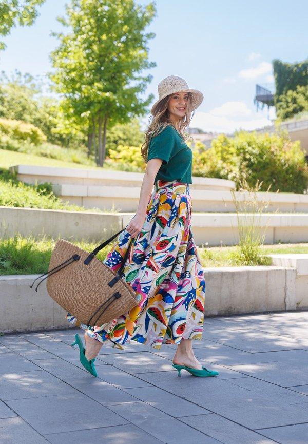 Kleurrijke zomeroutfit met accessoires