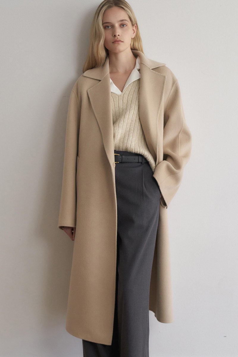 Minimalistische outfit met stijlvolle lagen