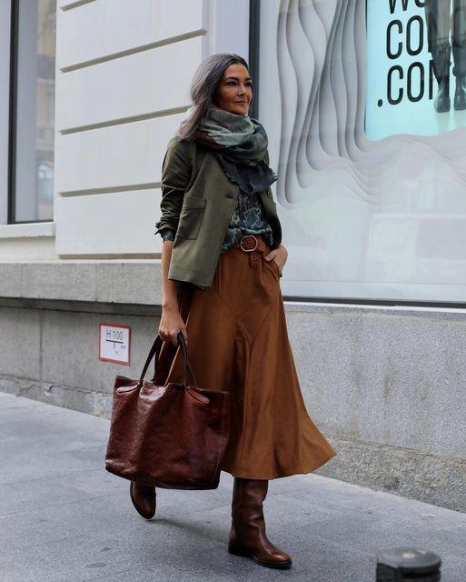 Lange rok met herfstaccessoires