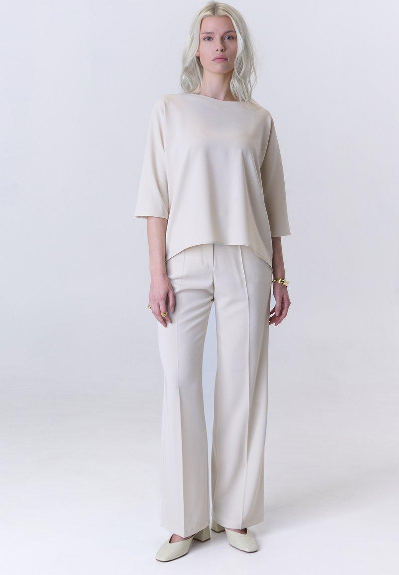 Neutrale dames outfit
