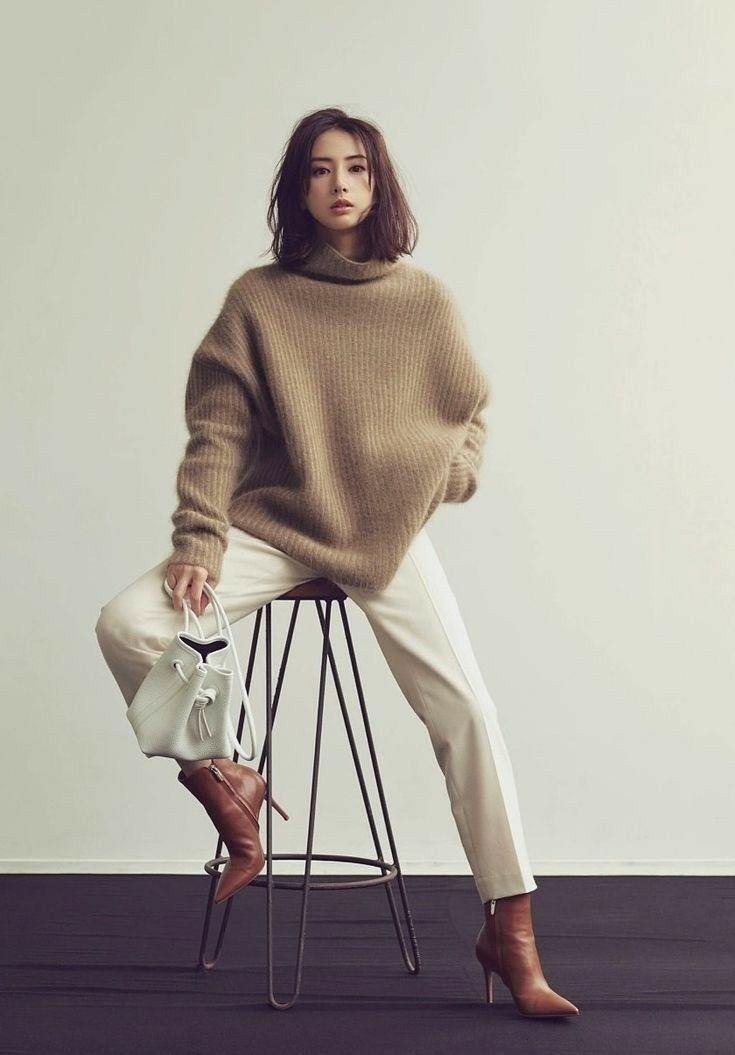 Minimalistische outfit neutrale herfstkleuren