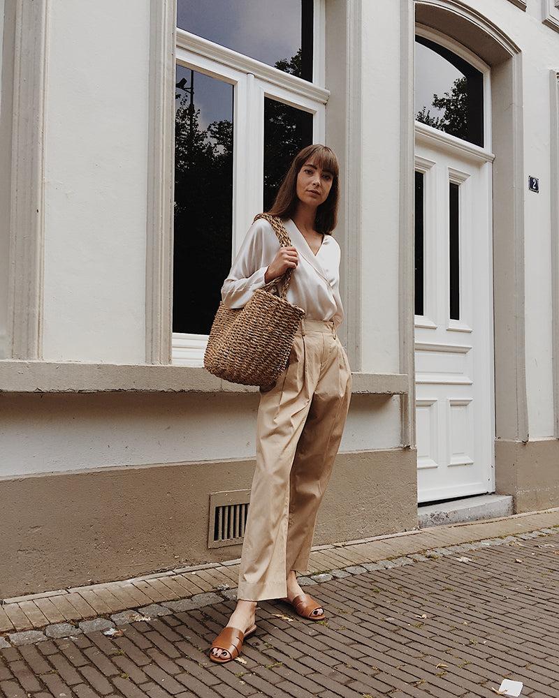 Neutrale minimalistische zomer outfit