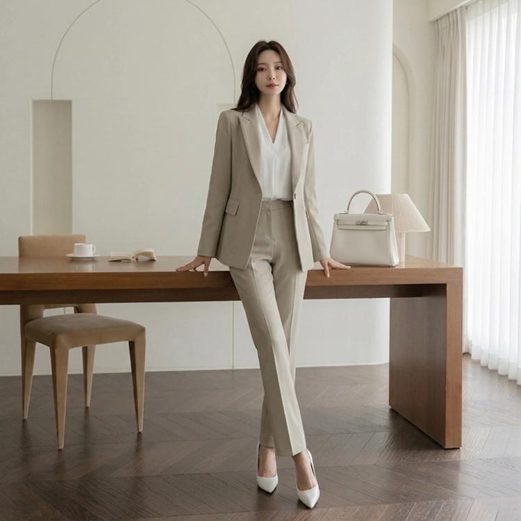 Minimalistische kantoorstijl dames