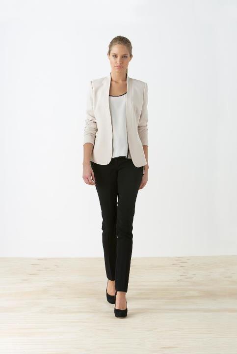 Minimalistische werkoutfit neutrale tinten