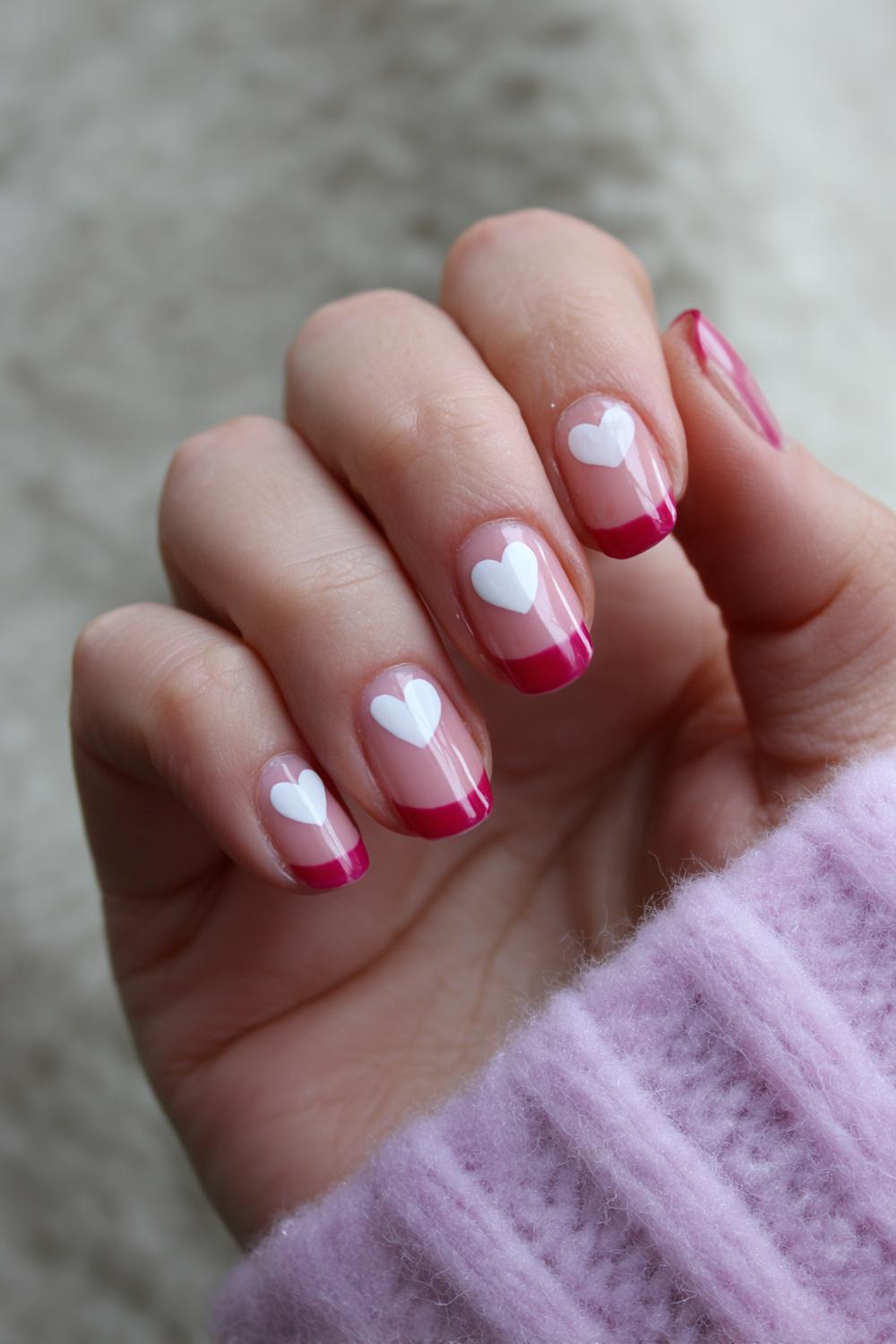 11. Nagels valentijn met hartvormige French tip in framboos