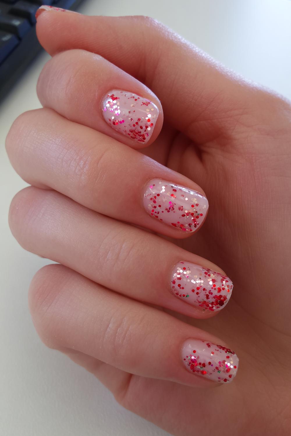19. Nagels valentijn met subtiele rood-roze confetti dots