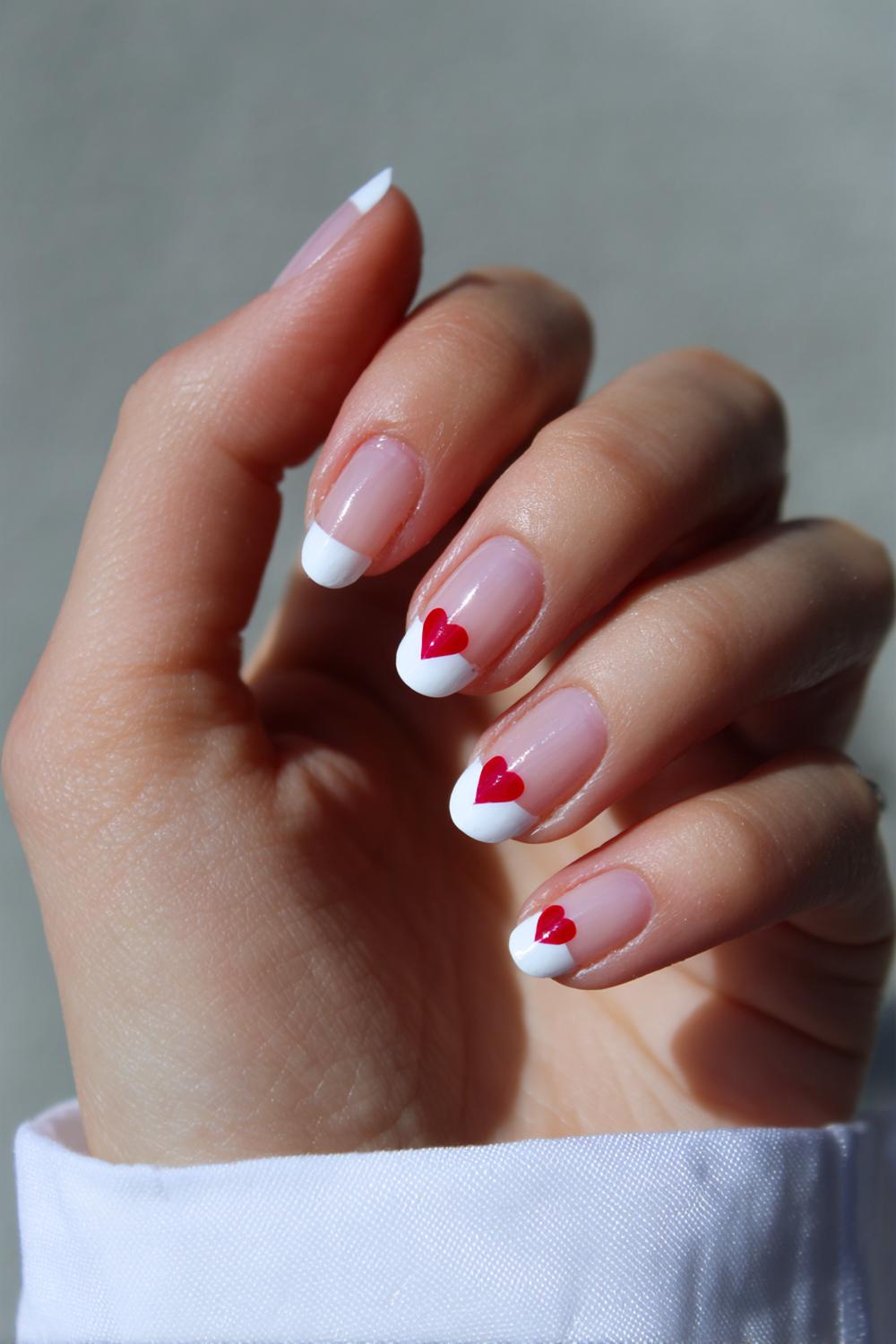 20. Nagels valentijn met witte French en rood hart op de tip