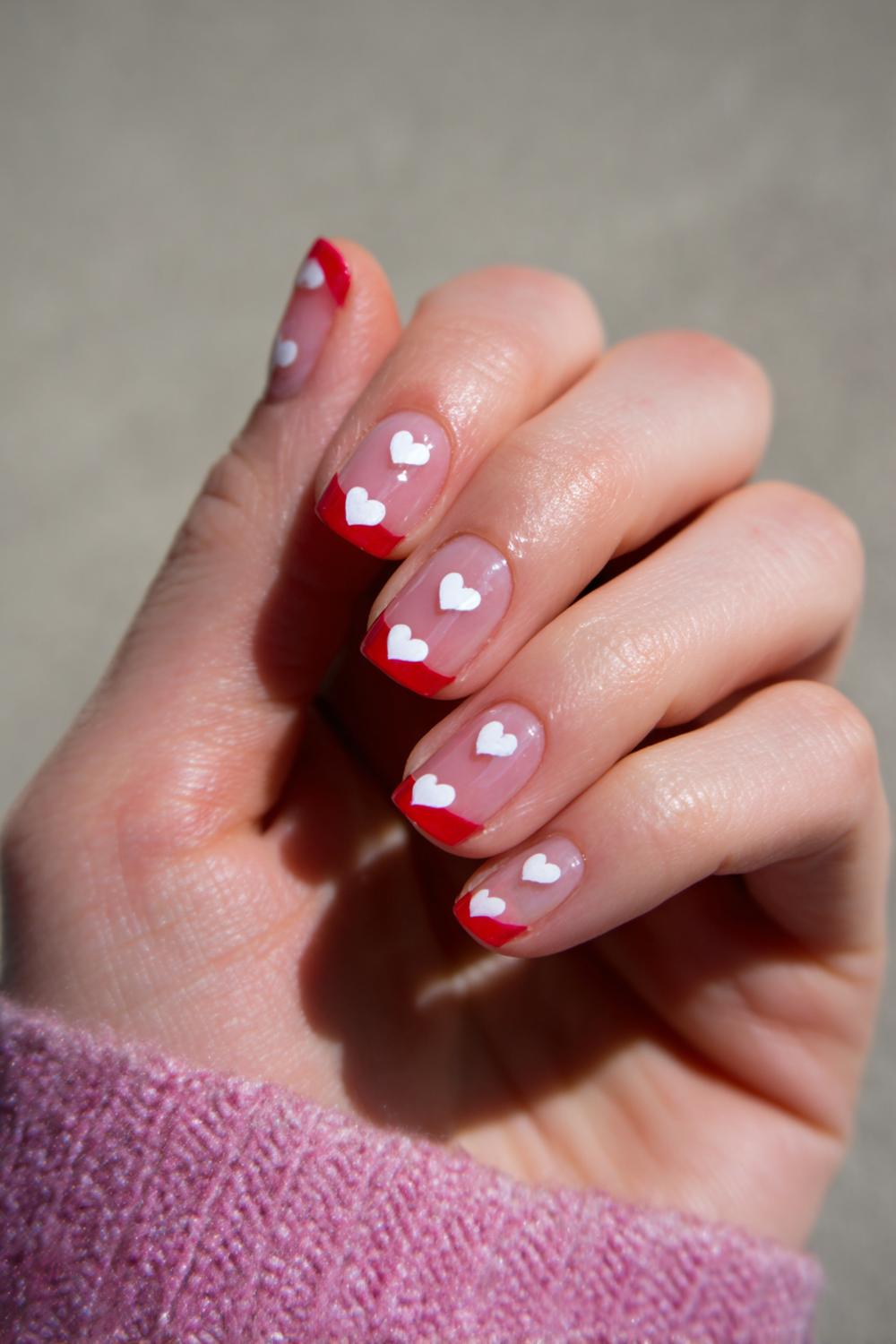 24. Nagels valentijn met transparante base en zwevende hartjes