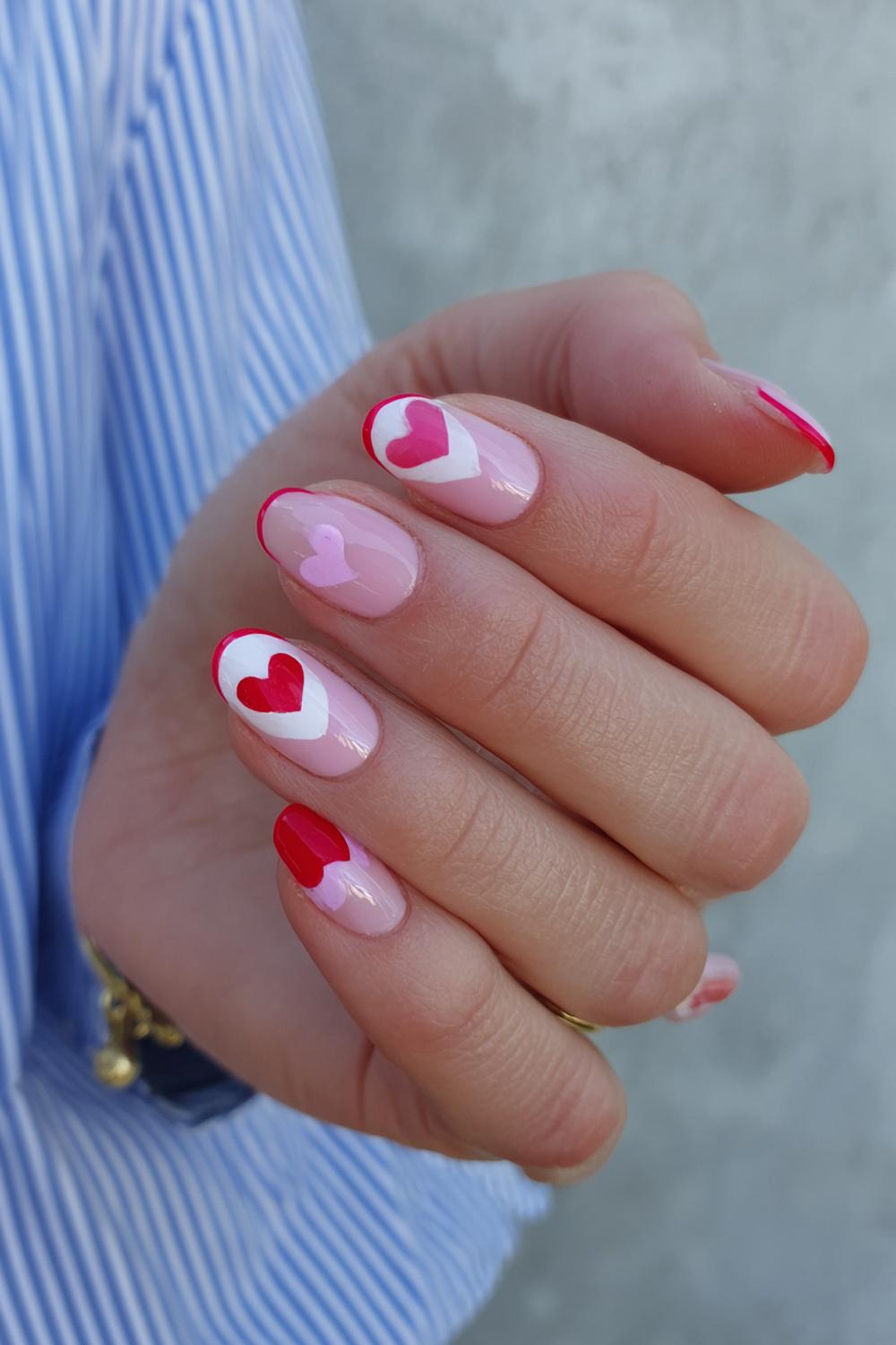 28. Nagels valentijn met pastelroze en rode hartjesrand