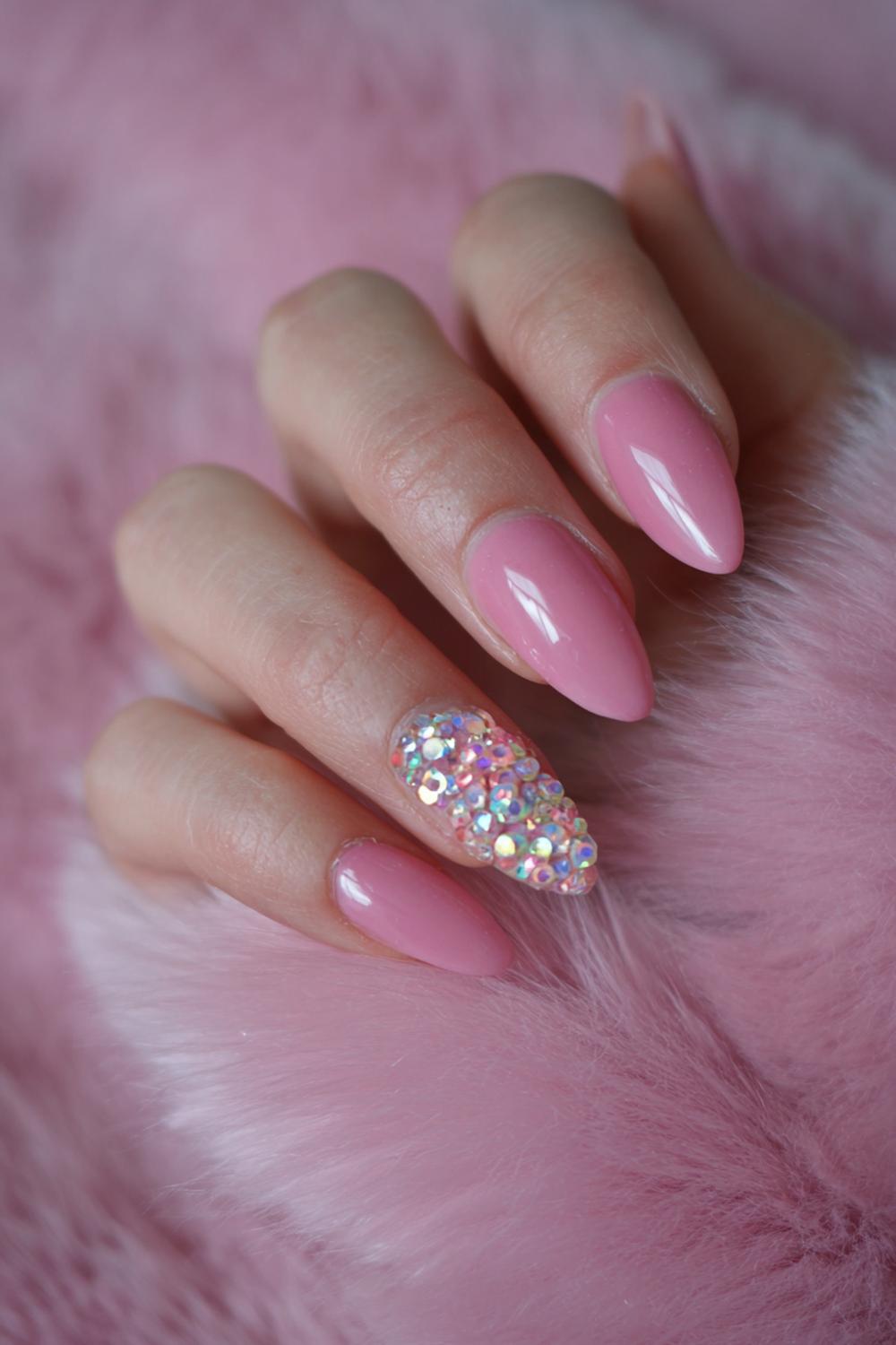 10. Nail art 2026 3D pareldruppels op blush-roze basis