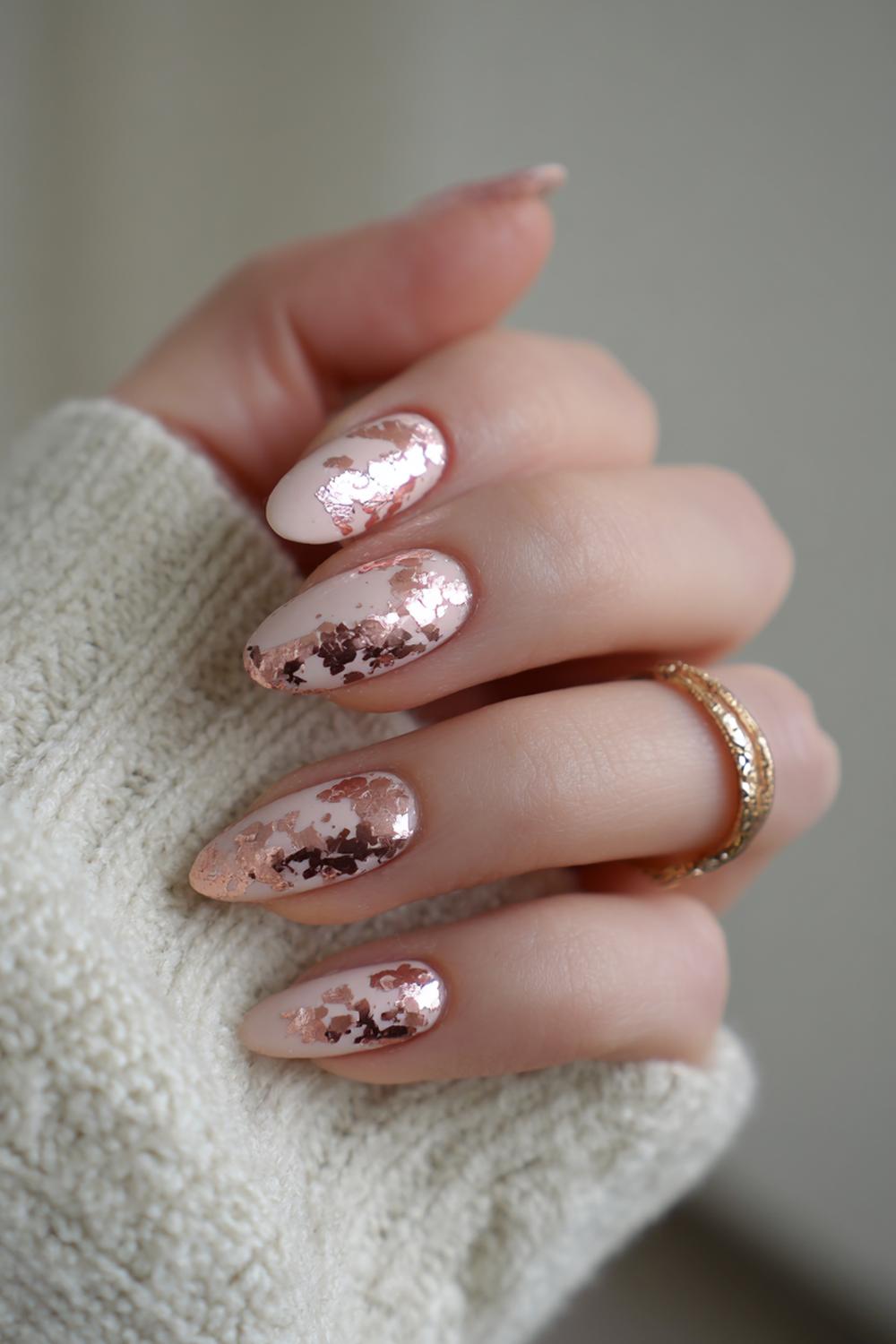 13. Nail art 2026 metallic folie-flakes in roségoud op nude
