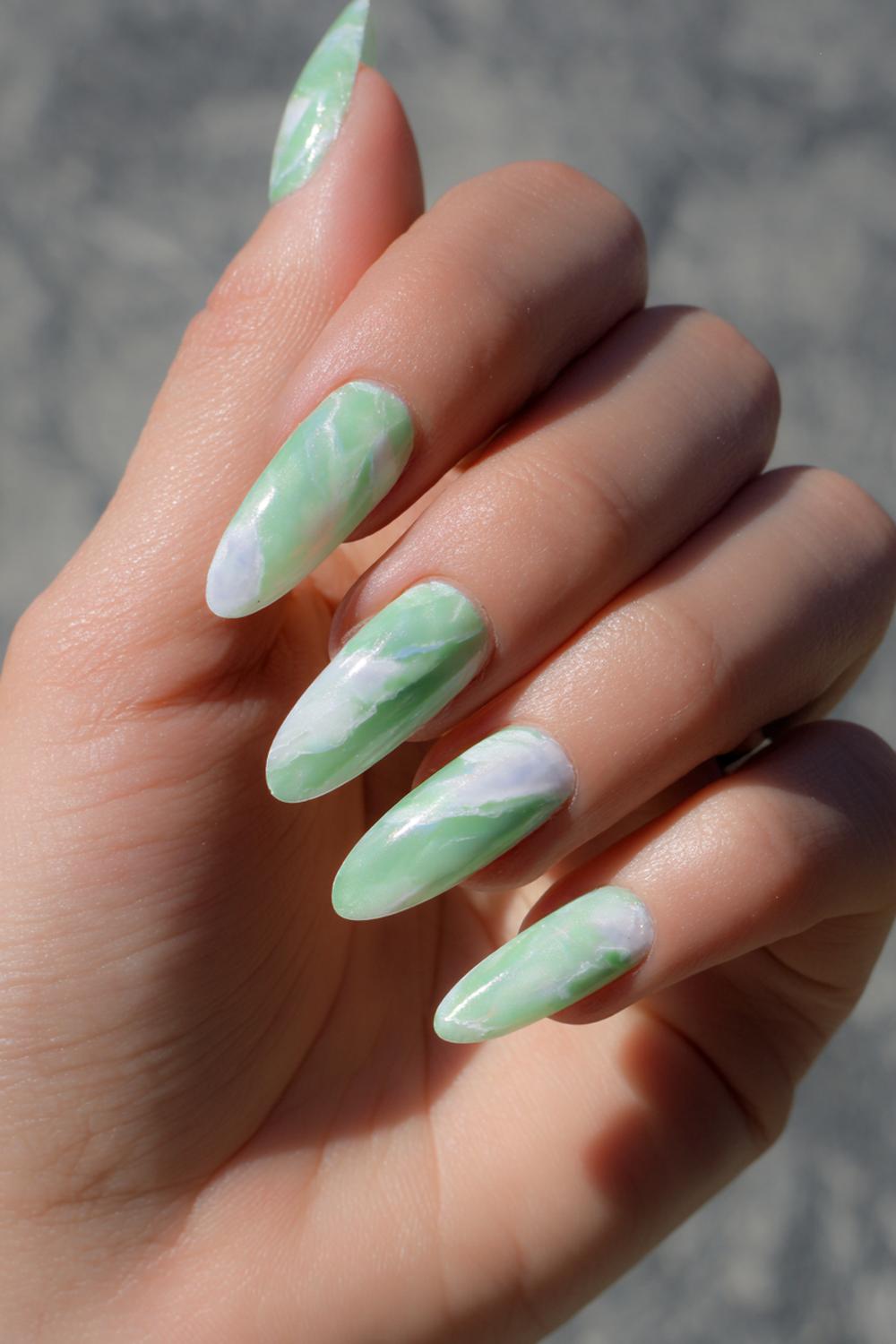 14. Nail art 2026 marmer-effect in saliegroen met witte aders