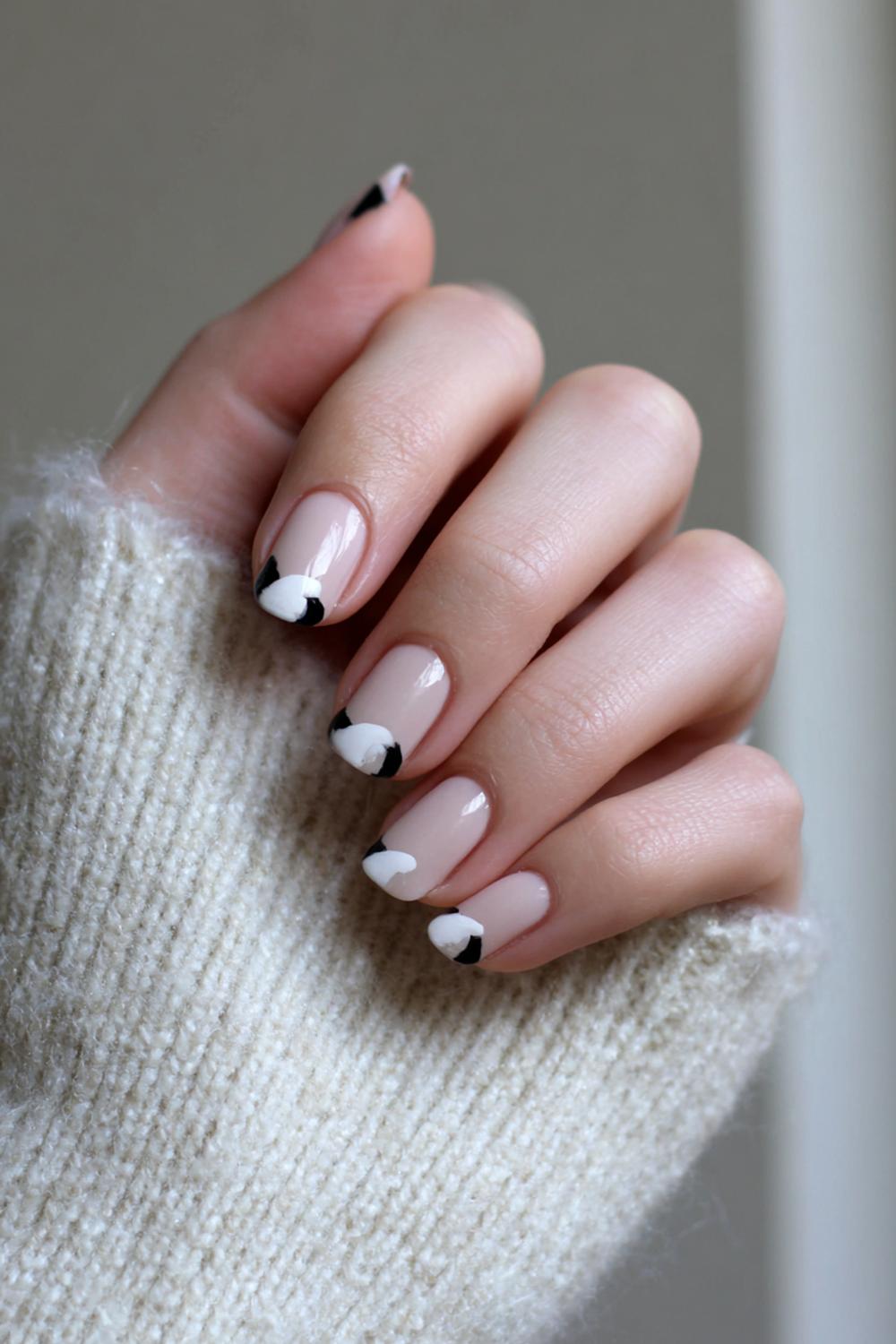 22. Nail art 2026 minimalistische letteraccenten in zwart op nude