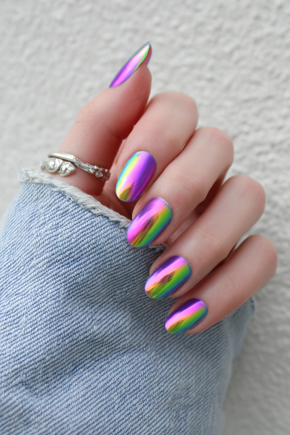 24. Nail art 2026 regenboog-iridescent op korte, ronde nagels