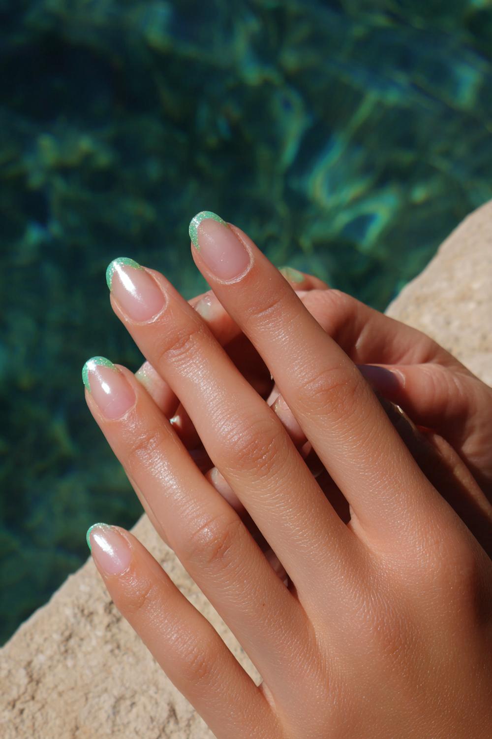 13. Nail inspo 2026: IJs-mint micro-French op transparante korte nagels